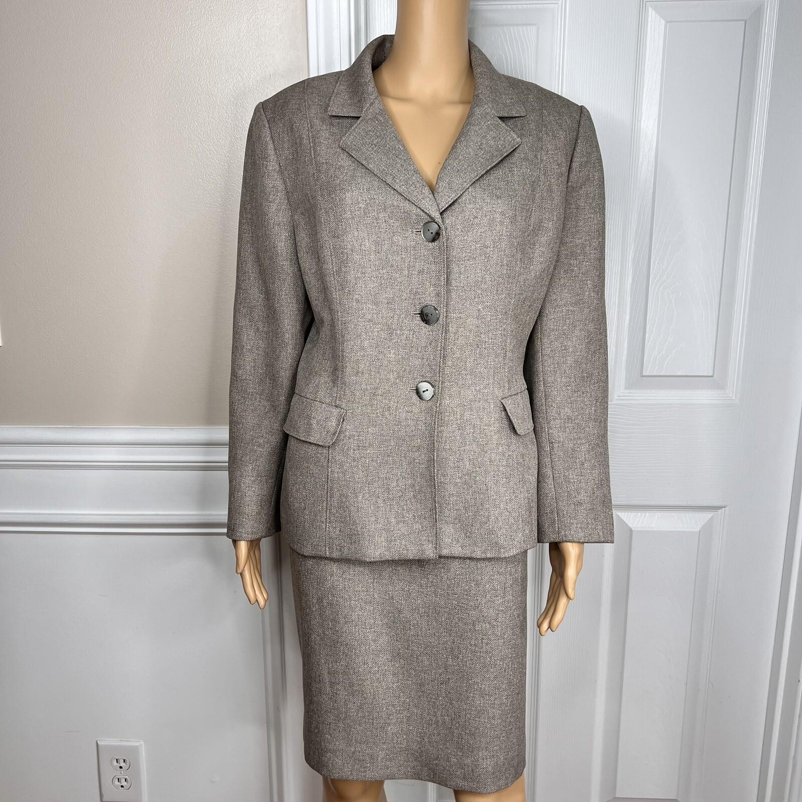Le Suit Polyester Skirt Suit Size 10 Gray 2 Piece Notch Collar Career Set