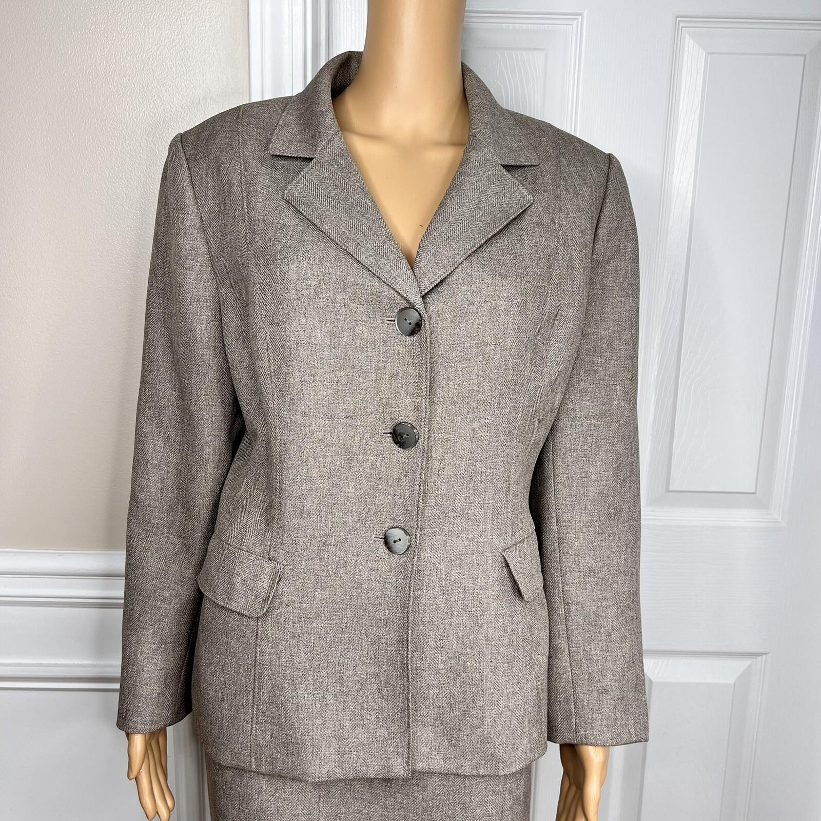 Le Suit Polyester Skirt Suit Size 10 Gray 2 Piece Notch Collar Career Set
