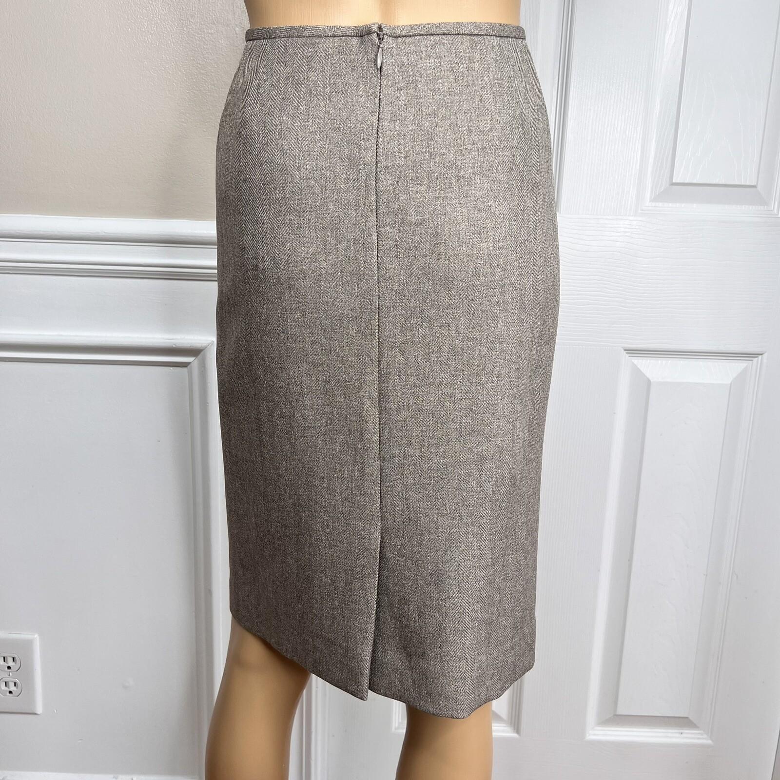 Le Suit Polyester Skirt Suit Size 10 Gray 2 Piece Notch Collar Career Set
