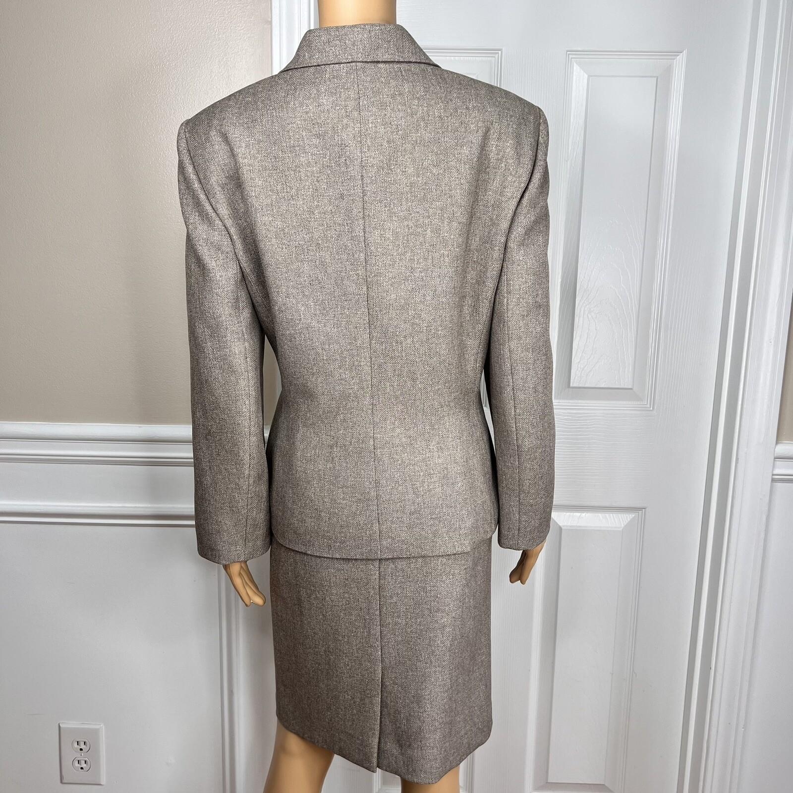 Le Suit Polyester Skirt Suit Size 10 Gray 2 Piece Notch Collar Career Set