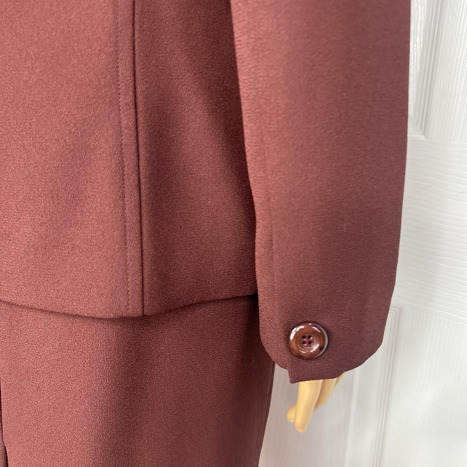 10-2602.jpg Tahari Women Vintage Polyester Skirt Suit Size 10 Maroon Lined Notch Collar 2PC