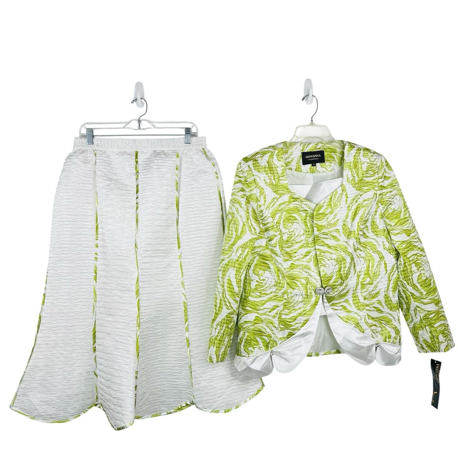 Giovanna Signature 2PC Skirt Suit 14 White Green Stunning Feminine Collarless