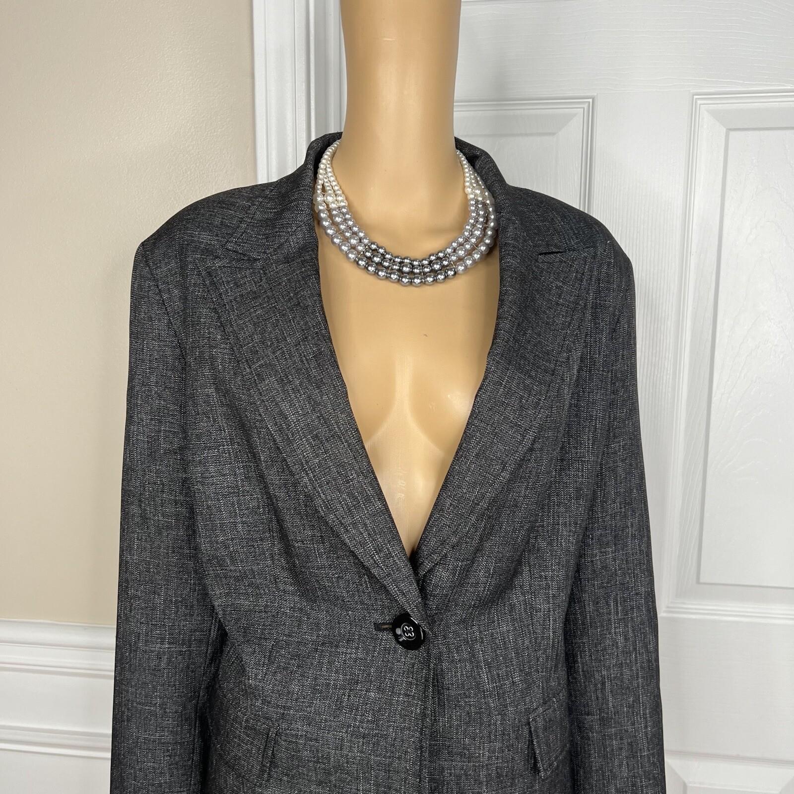 10-6502.jpg LE SUIT Polyester Pant Suit Size 16 Charcoal Gray Lined Peak Collar Career 2PC