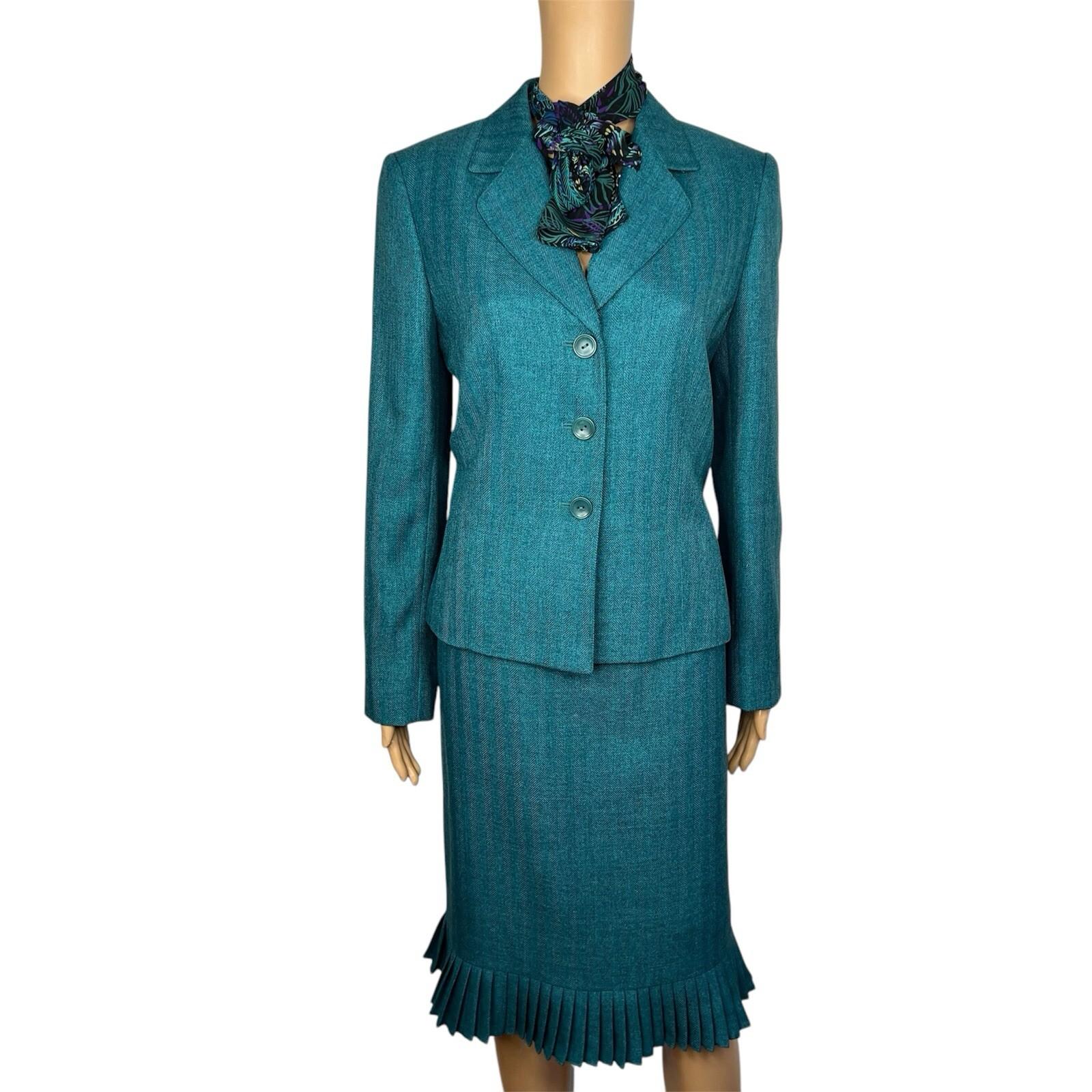 Suit Studio Polyester Skirt Suit Scarf Size 8 Green Notch Collar Pleated 2PC