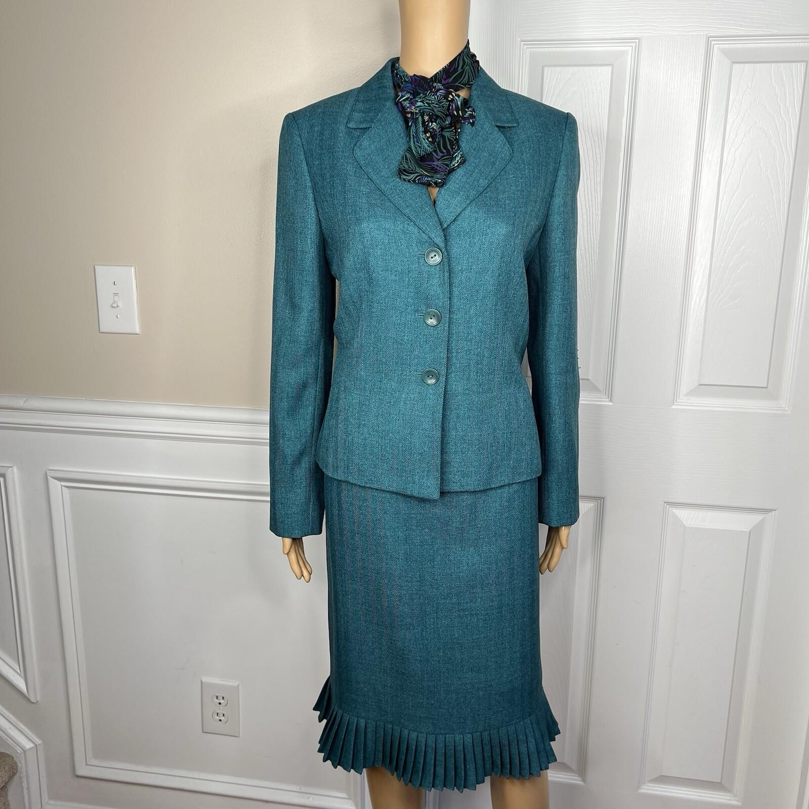 Suit Studio Polyester Skirt Suit Scarf Size 8 Green Notch Collar Pleated 2PC