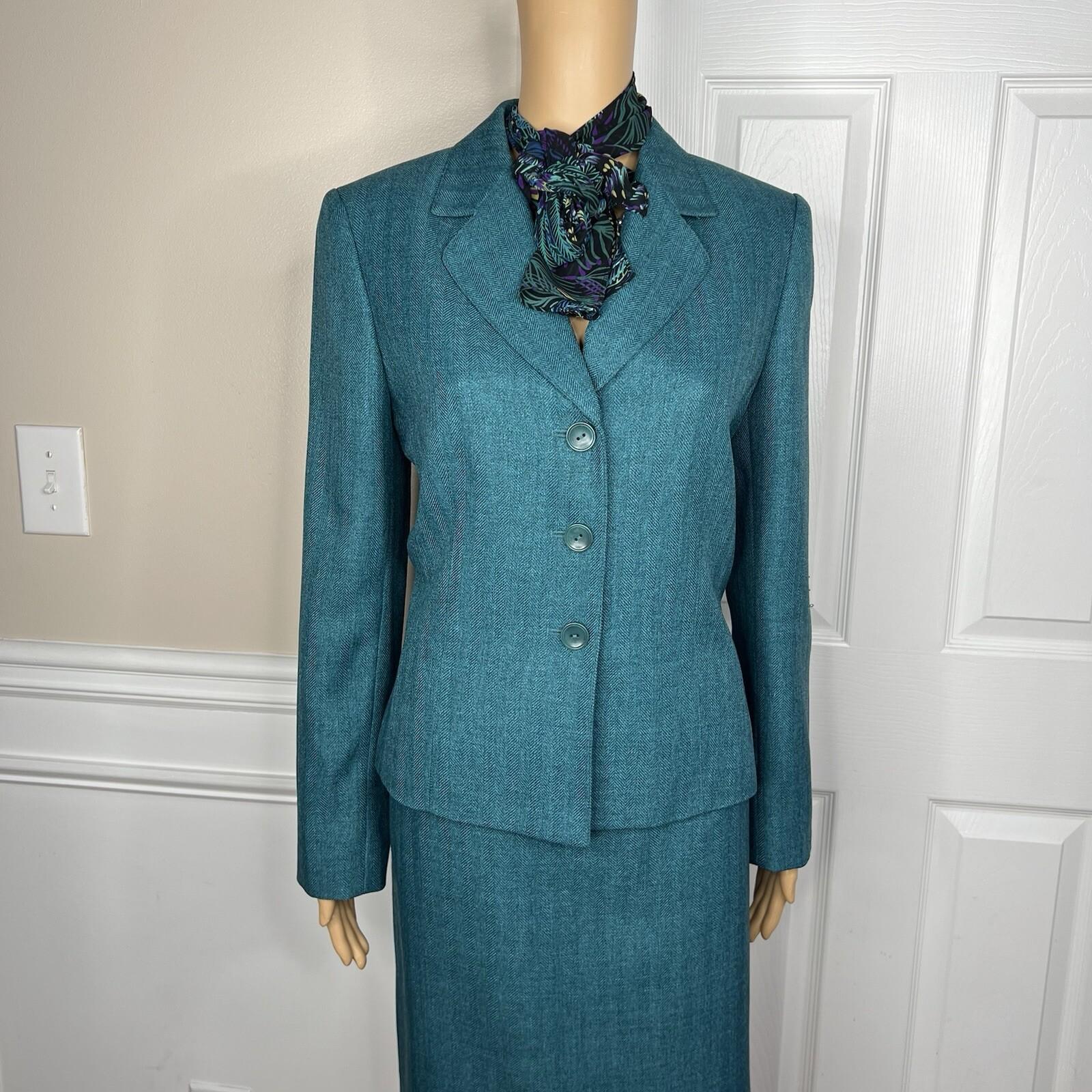 Suit Studio Polyester Skirt Suit Scarf Size 8 Green Notch Collar Pleated 2PC