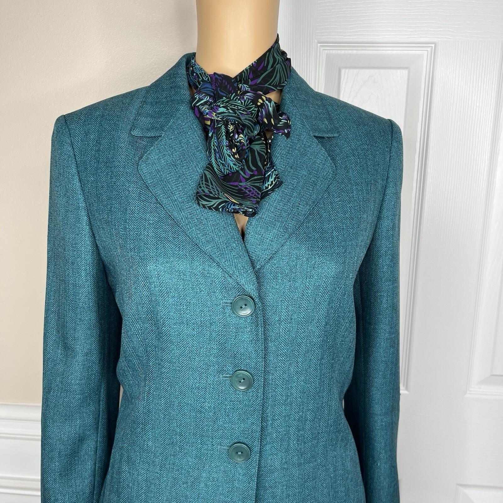 Suit Studio Polyester Skirt Suit Scarf Size 8 Green Notch Collar Pleated 2PC