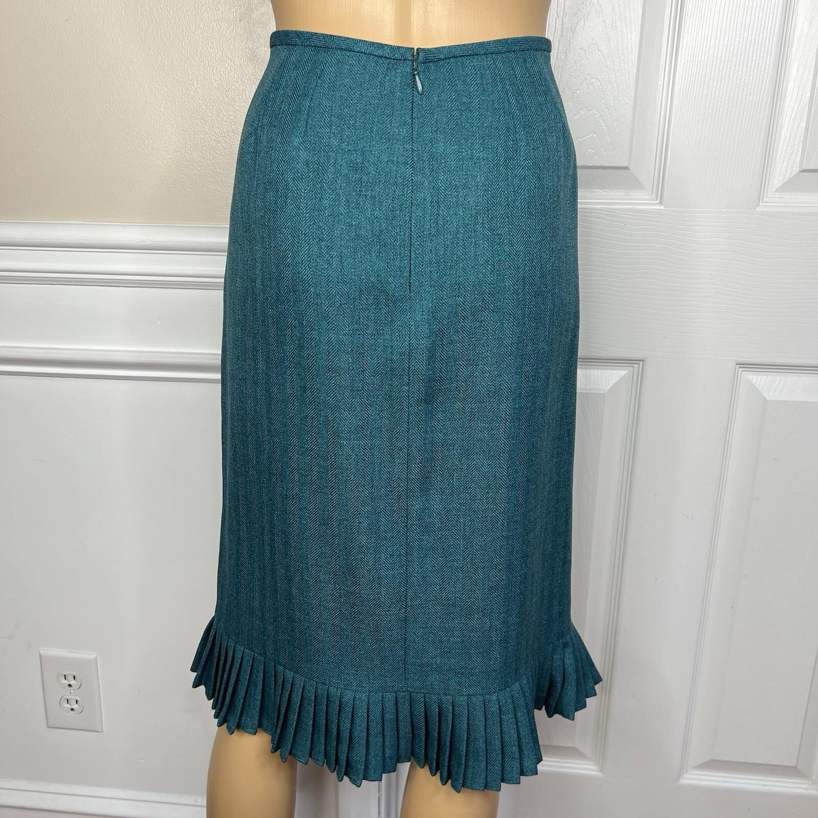 Suit Studio Polyester Skirt Suit Scarf Size 8 Green Notch Collar Pleated 2PC
