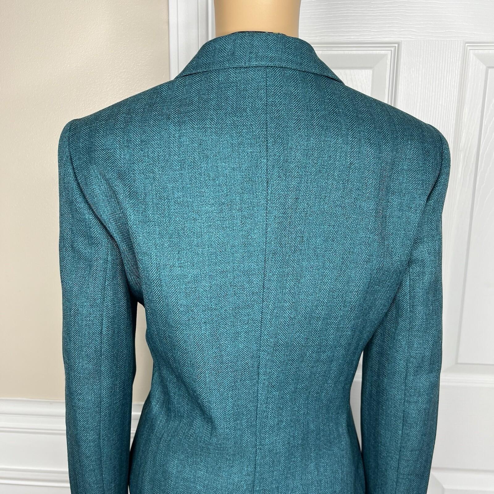 Suit Studio Polyester Skirt Suit Scarf Size 8 Green Notch Collar Pleated 2PC