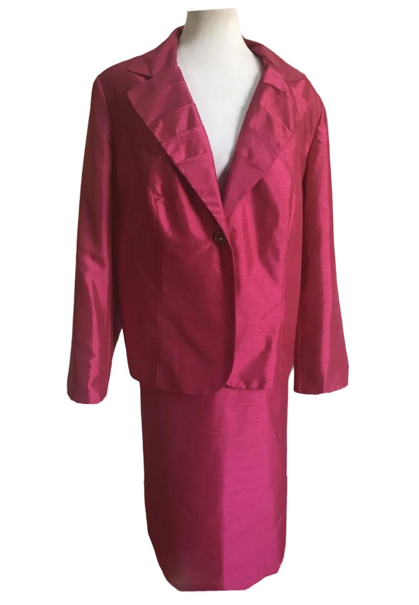10-8509.jpg New LARRY LEVINE 2PC India Pink Fuchsia Polyester Skirt Suit Size 22W MSRP 0