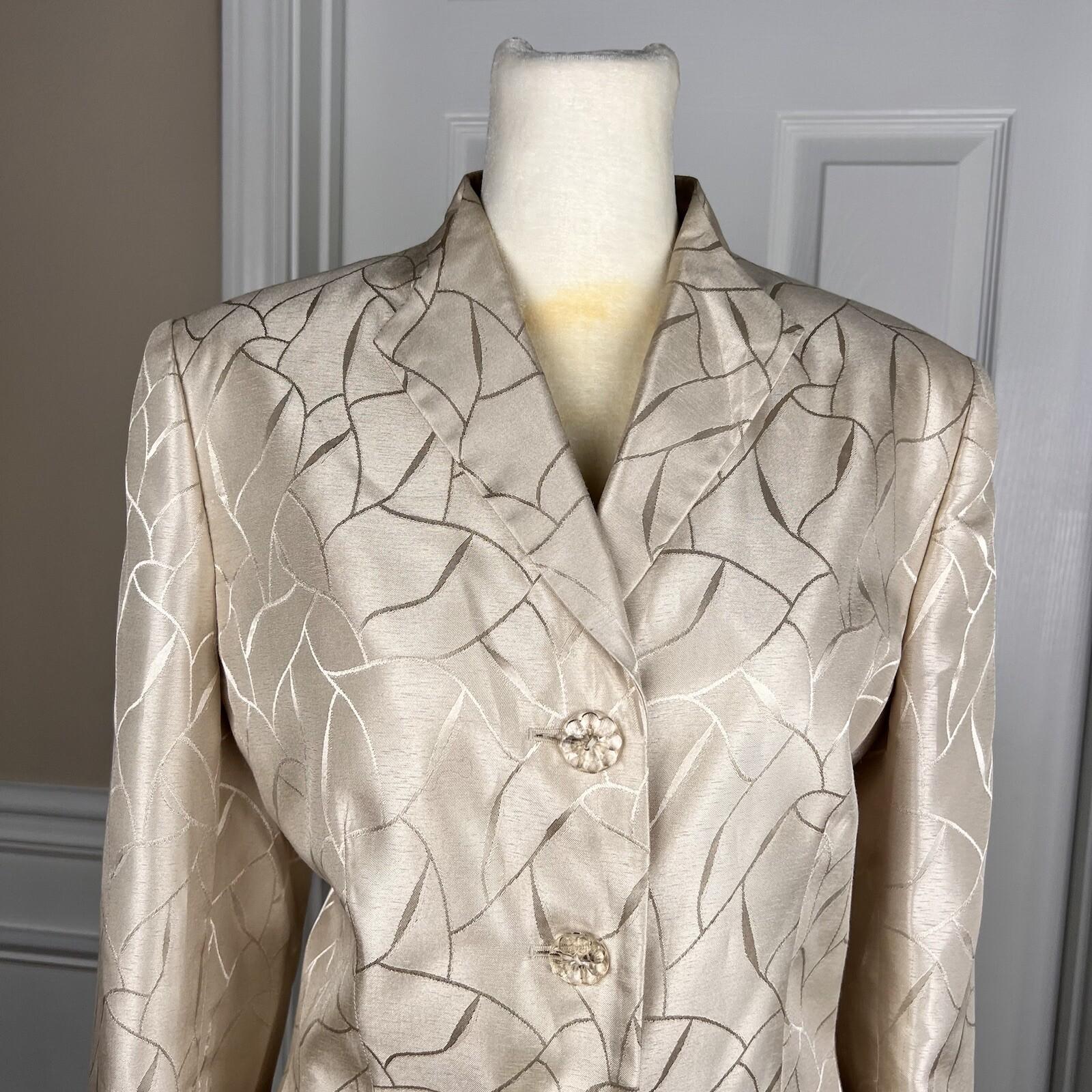 Le Suit Polyester Blazer Size 8 Beige Shiny Lined Stand Up Collar 1PC Geometric