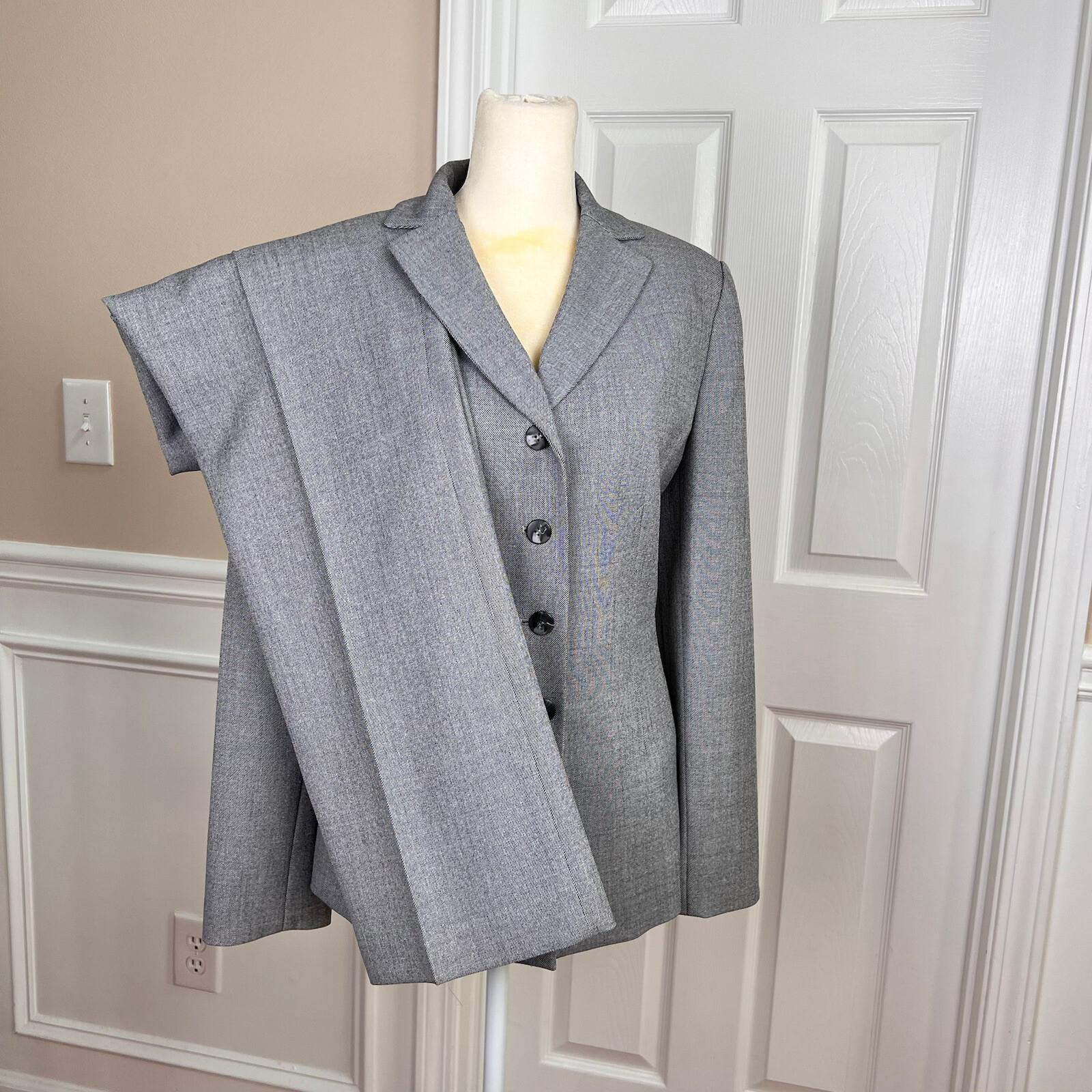 10-1431.jpg Collections For Le Suit Polyester Pant Suit Size 8 Light Gray Notch Collar 2PC
