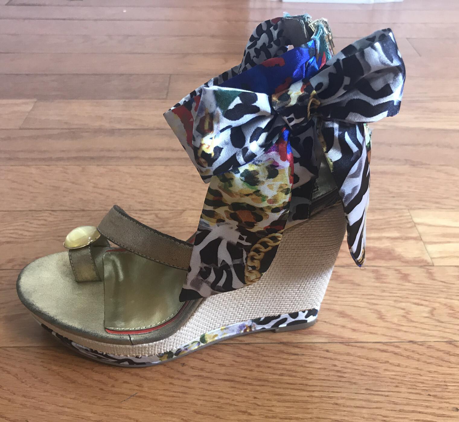 10-207.jpg CARLOS FALCHI Women Leopard Floral Pattern Platform Wedge Sandals Size 7 M