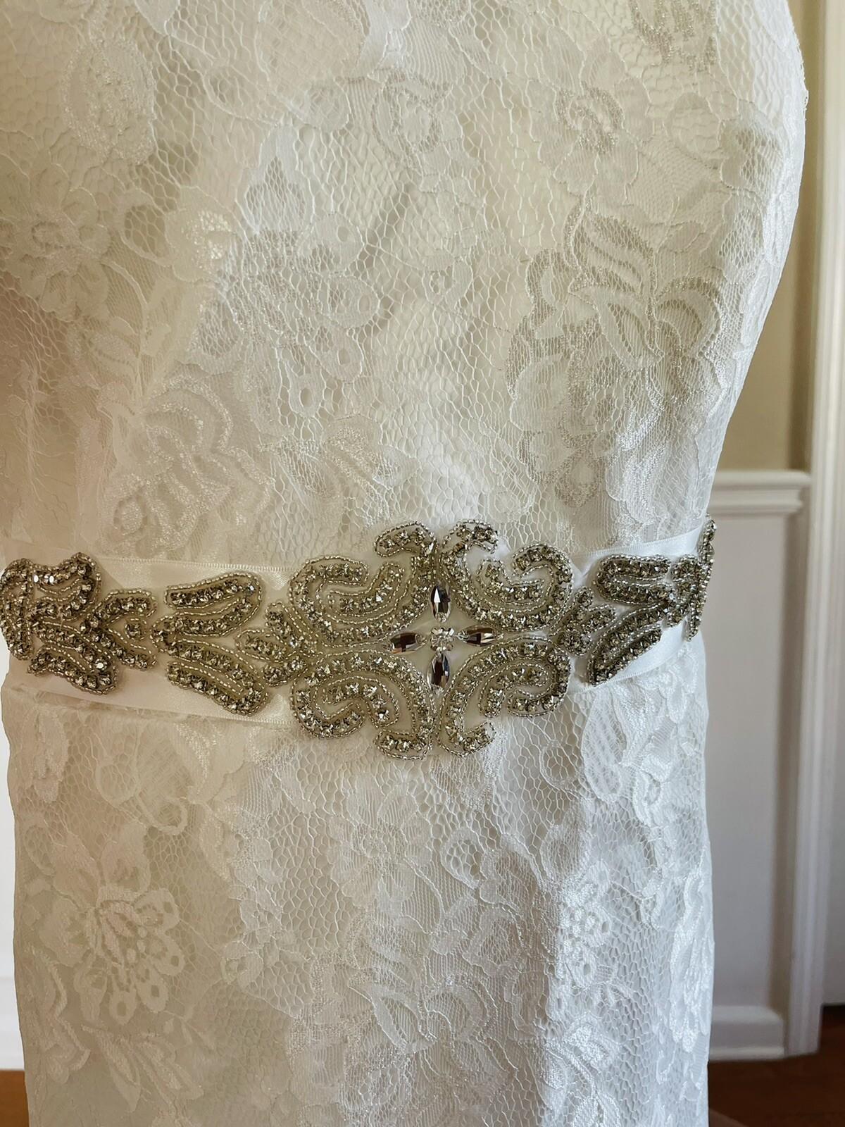 New BRIDES White Elegant Belted Beaded Lace Polyester Wedding Dress Size 24W
