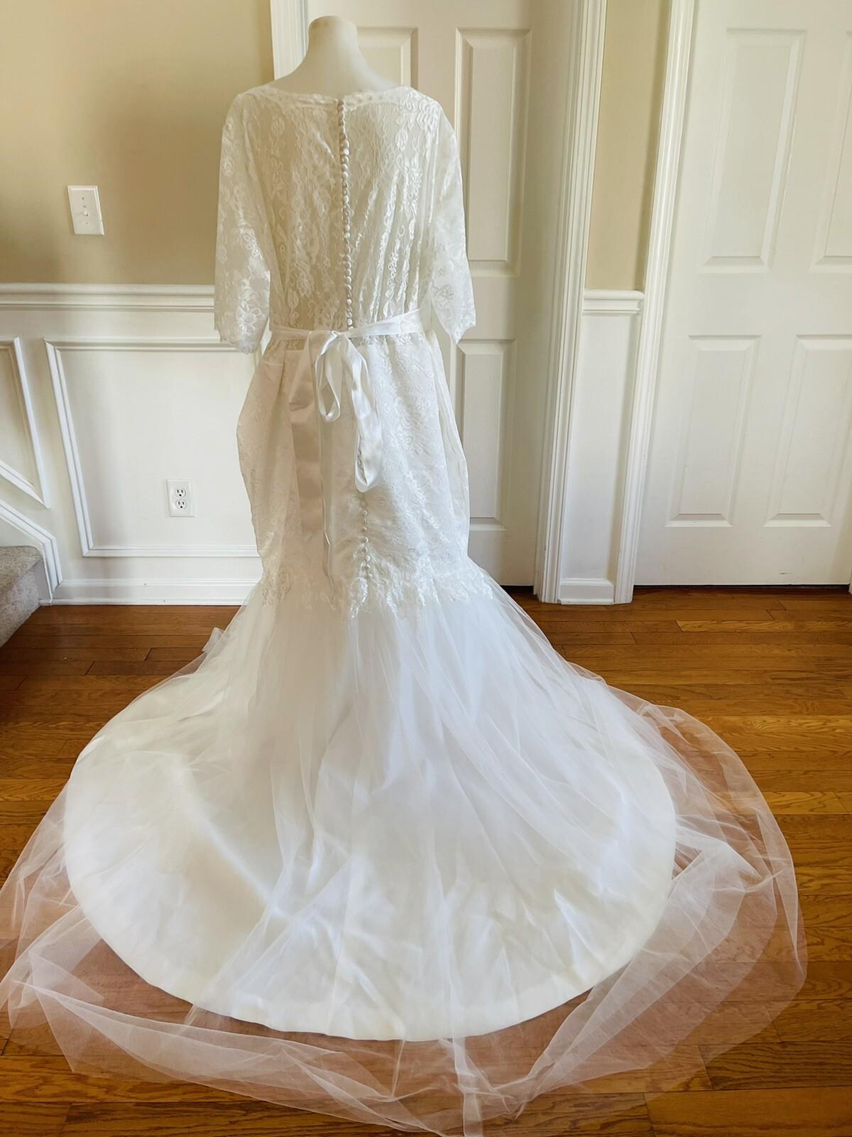 New BRIDES White Elegant Belted Beaded Lace Polyester Wedding Dress Size 24W