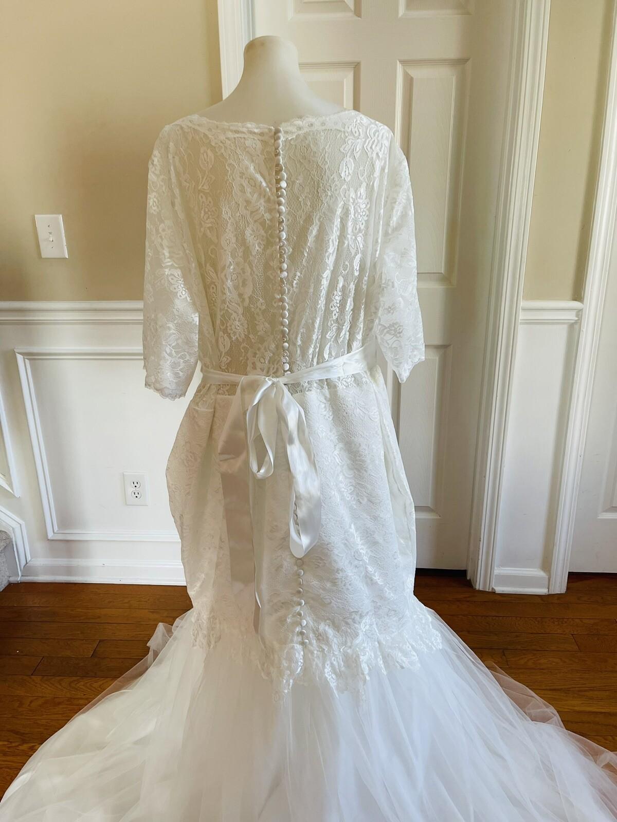 New BRIDES White Elegant Belted Beaded Lace Polyester Wedding Dress Size 24W